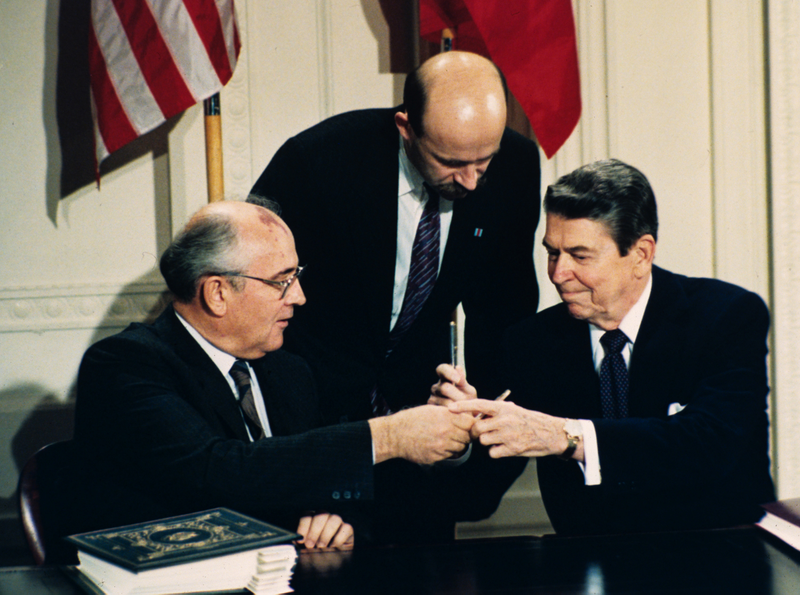 Gorbachev y Reagan firmando en 1987. AP